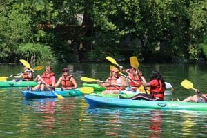 Plaisir du canoë en groupe sur le Loing