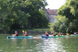 Plaisir du canoë en groupe sur le Loing
