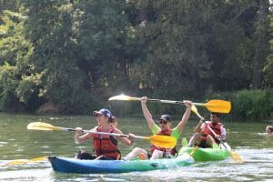 Plaisir du canoë en groupe sur le Loing